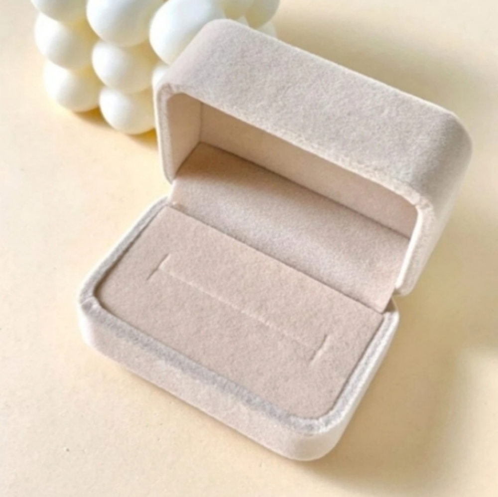 Velvet Ring Gift Box in Cream – Luxe Jewelry Presentation